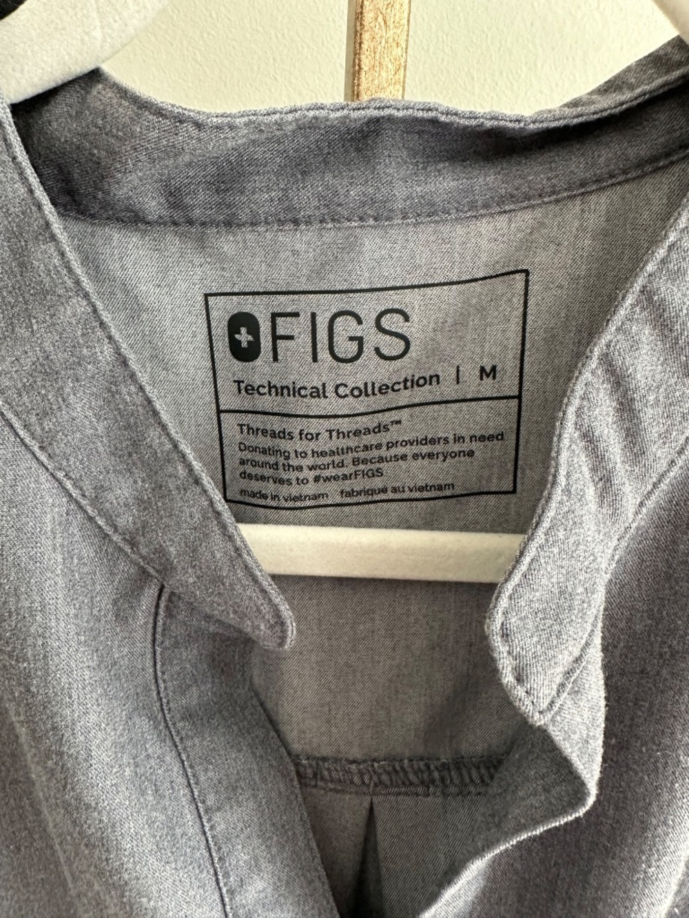 FIGS women’s scrub set (gray) - Picture 2 of 9